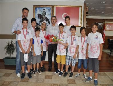 Başkan Alıcık, Minik Basketbol Takımını Tebrik Etti