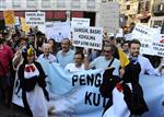 Gazetecilerin Yürüyüşü Polis Engeline Takıldı