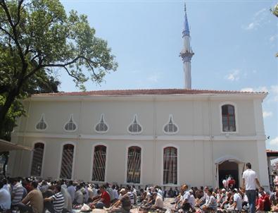 Ramazan’ın İlk Cumasında Cemaat Camilere Sığmadı