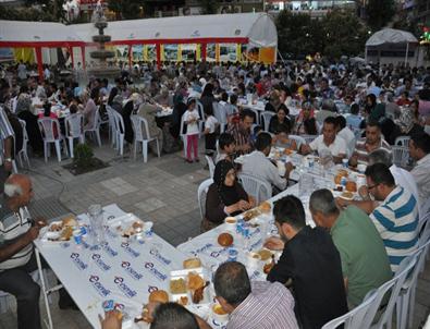 İftar Çadırında Bin 500 Kişi İftar Yapıyor
