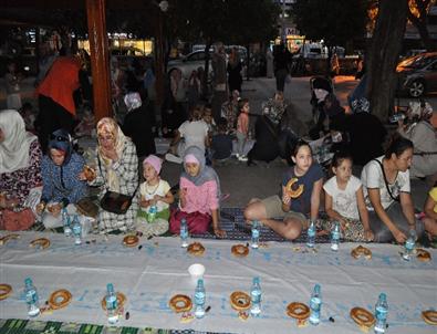 Özgür-der Antalya Temsilciliği Simit, Su ve Hurma İle İftar Açtı