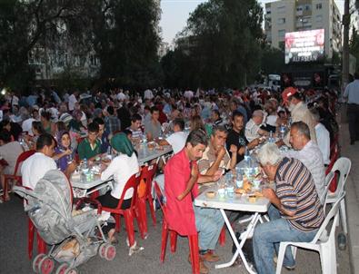 Ak Parti Bayraklı'dan Sokak İftarları