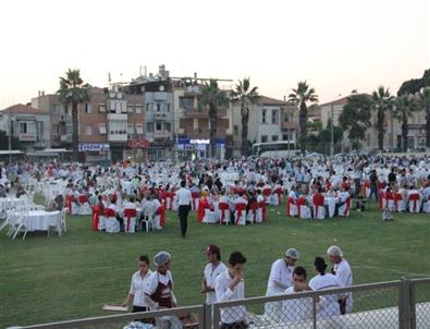 İmam Hatiplilerin İftar Davetine 3 Bin Kişi Katıldı