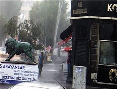 Kars'ta Sağanak Yağmur Hayatı Olumsuz Etkiledi