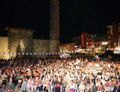 Bilinçsizce Halkın İçerisinde Dolaştırılan Köpeklerden Şikayetçi