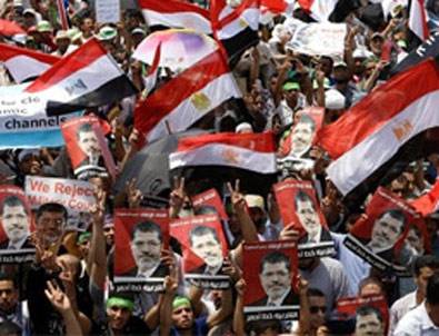 Mısır halkı demokrasi nöbetinde