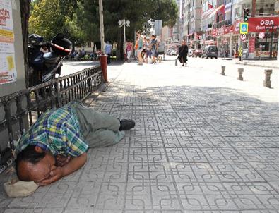 Yerde Yatan Şahıs Polisi Alarma Geçirdi
