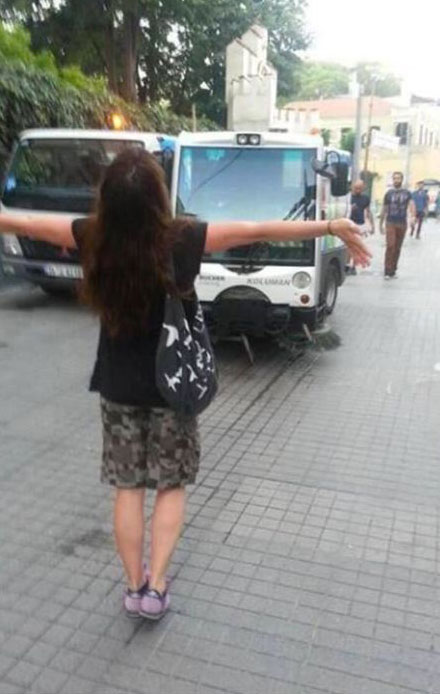 Çöp arabasını TOMA sandı