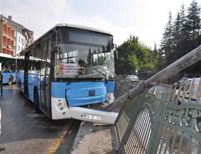 Başkent'te Halk Otobüsü Aydınlatma Direklerine Çarptı