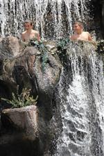 Erzurum’da Kavurucu Sıcakta Bunalan Çocuklar Süs Havuzunda Serinliyor