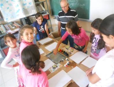 Kuran Kursu Öğrencileri Ebru Sanatını Öğreniyor