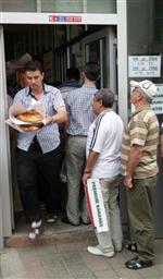 Küre’de Geleneksel Sıcak Pide Kuyruğu