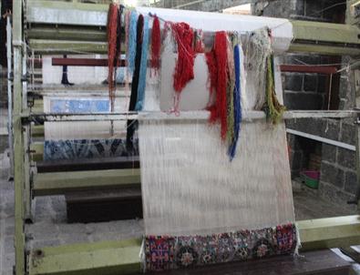 Tarihi Kilisede Engellenen Eller Halı Dokuyor