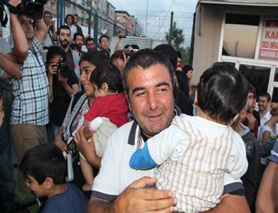 Bayrak Satıcısı Ali Sarıçiçek Cezaevinden Çıktı