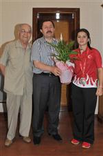 KARAMANOĞLU MEHMETBEY ÜNIVERSITESI - Vali Balkanlıolu Milli Güreşçi Sezer’i Konuk Etti