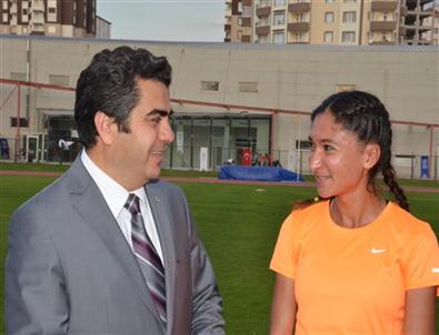 Vali Düzgün’den Gamze Bulut’a Tebrik