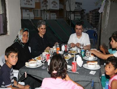 Vali Lekesiz Eşi İle Vatandaşın İftar Konuğu Oldu