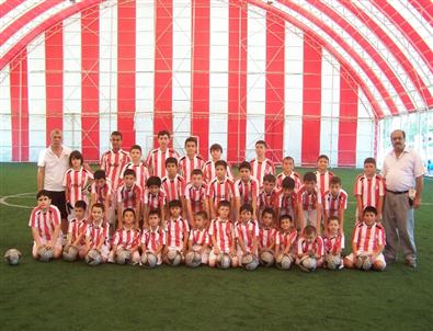 Korkuteli'nde Yaz Futbol Okulu'na Yoğun İlgi