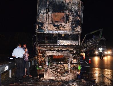 Tosya D-100 Karayolunda Tır Yandı