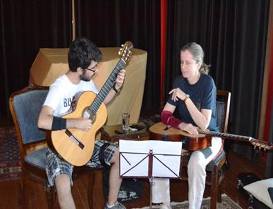 Ayvalık’ta Ünlü Sanatçıdan Gitar Kursu
