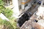 ADİLE NAŞİT - Çöp Kamyonu İki Bina Arasına Düştü: 2 Ölü, 1 Yaralı