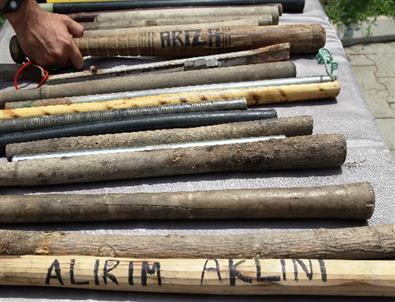 Dolmuştan ‘Alırım Aklını’ Yazılı Sopa Çıktı