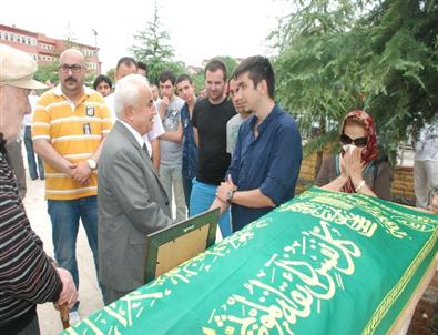 Evinde Ölü Bulunan Eski Futbolcu Toprağa Verildi