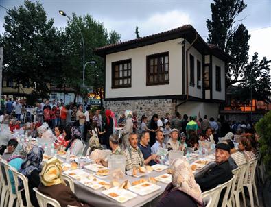 Başkan Dündar Aşçı Önlüğünü Giyip İftar Dağıttı