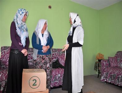 Vali Eşi Köy Köy Dolaşıp Yardım Dağıtıyor