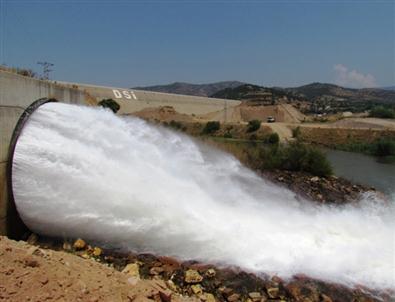 Beydağ Barajı’ndan Salınan Su Tartışma Konusu Oldu