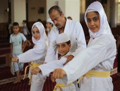 Önce Kur’an, Sonra Karate Öğreniyorlar