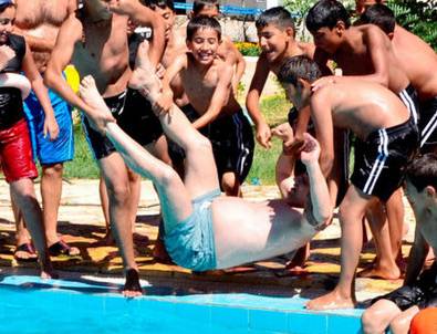 Çocuklar Osman Baydemir'i havuza attı