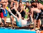 Çocuklar Osman Baydemir'i havuza attı