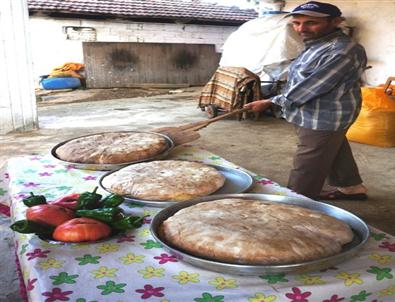 Köy Evlerinde Ramazanlık Ekmek Yapıyorlar