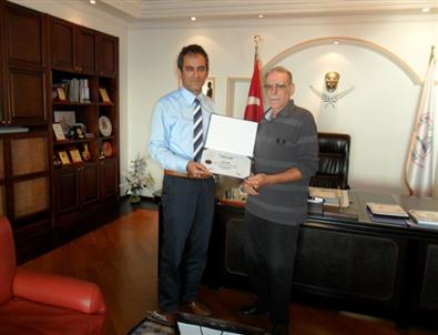 Beü’nün En Kıdemli Mezunu Yusuf Kara Diplomasını Prof. Dr. Mahmut Özer’in Elinden Aldı