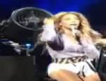 Beyonce saçlarını fana kaptırdı