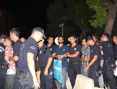 Gözaltına Alınan 13 Kişinin Yakınları İle Polis Arasında Arbede Yaşandı
