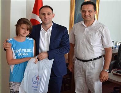 Minik Yüzücüler Ödüllendirildi