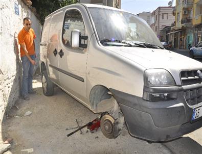 Torbalı'da 5 Aracın Lastikleri Kesildi