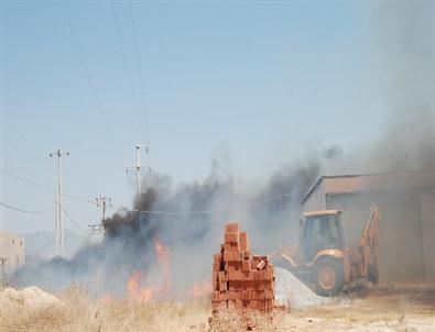 Didim’de Sanayi Çevresinde Çıkan Yangın Korkuttu
