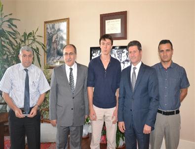 Yetiştirme Yurdu Öğrencisi Gülbahar Başarısını Vali Savaşla Paylaştı
