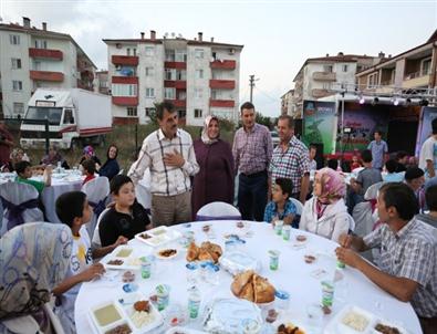 Serdivan Bahçelievler Mahallesinde İftar Sofraları Kuruldu