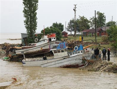 Sinop'ta Sel Nedeniyle Köprüler Yıkıldı