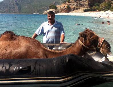 Şişme botla deve kurtarma operasyonu