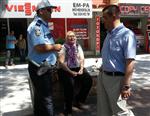 KADIN SÜRÜCÜ - Bayan Sürücü Aracını Bağlamak İsteyen Polise Çarptı