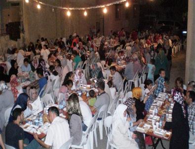 İzmir’de Ramazan Coşkusu Mahalle İftarlarında Yaşanıyor