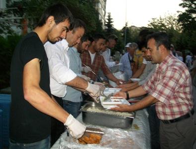 Ülkü Ocaklarından 4 Bin Kişiye İftar Yemeği
