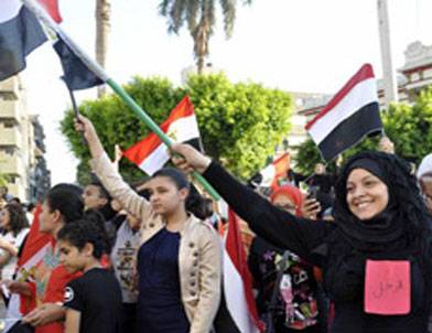 Kahire'de, Mursi taraftarları ile karşıtları tartıştı