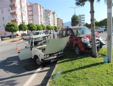 Otomobille Kamyonet Çarpıştı: 5 Yaralı