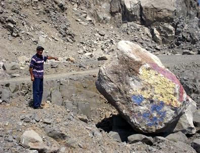 Deprem Evlerde Çatlak Oluşturdu, Kayaları Devirdi